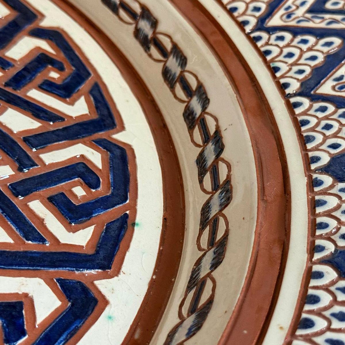 Plato de Lacería monumental ceramic wall plate by Pablo Tito with hand-painted cobalt decoration, handcrafted in Andalusia, Spain.