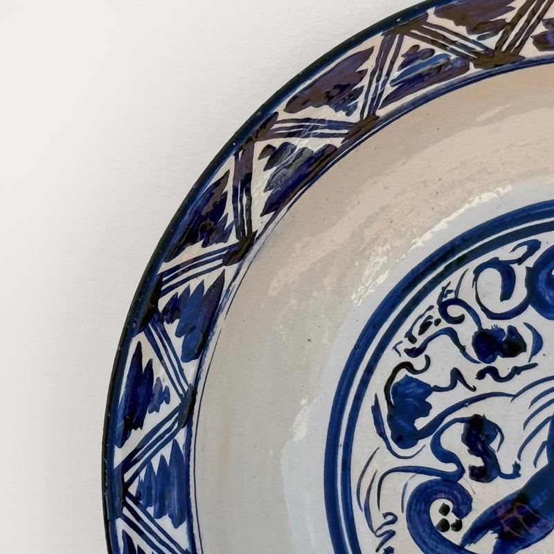 Plato Renacentista hand-painted ceramic wall plate by Pablo Tito with blue and white decorative motifs, handcrafted in Andalusia, Spain.
