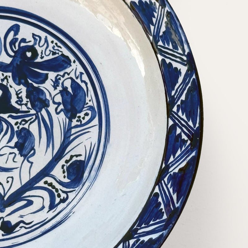 Plato Renacentista hand-painted ceramic wall plate by Pablo Tito with blue and white decorative motifs, handcrafted in Andalusia, Spain.